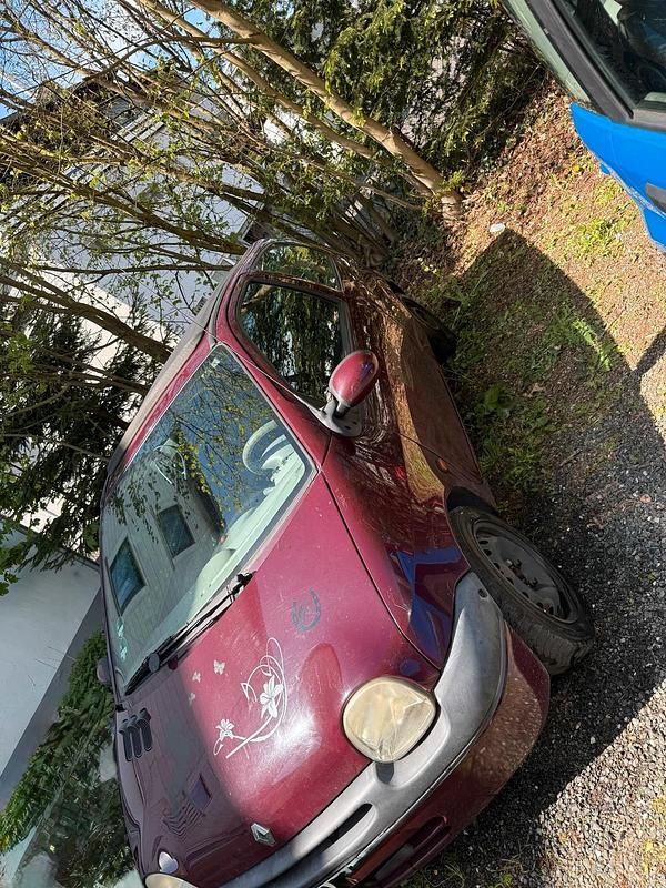 Second-hand Renault Twingo 58 CP (42 kW) 2002 Roșu Hatchback