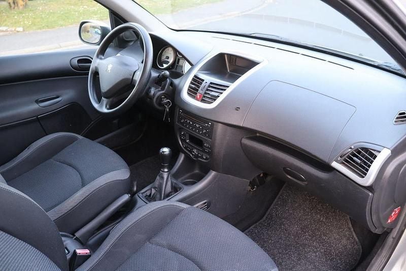 Gebraucht Peugeot 206 73 PS (53 kW) 2011 Silber Limousine
