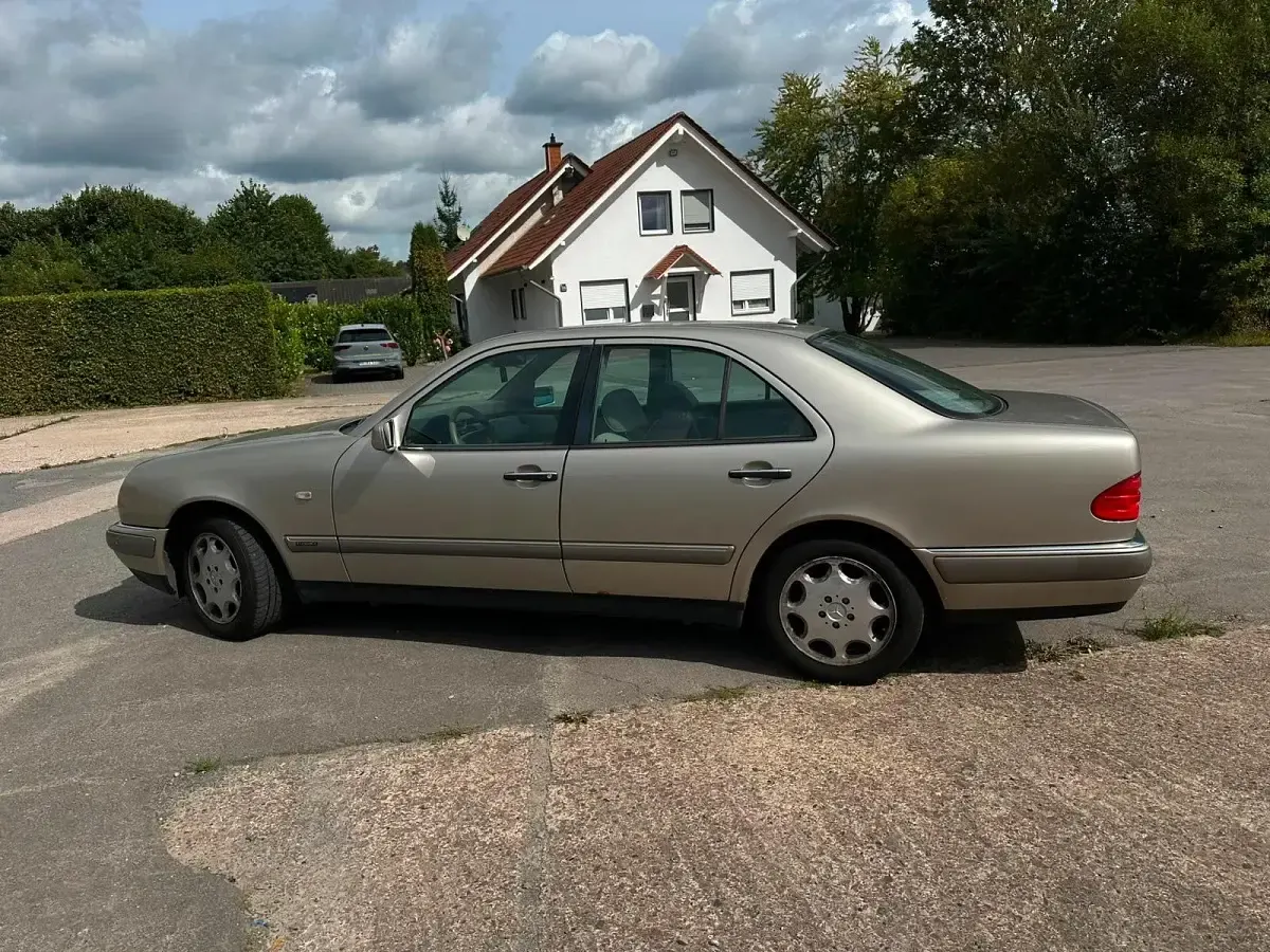 Gebraucht Mercedes E240 170 PS (125 kW) 1998 Beige Limousine