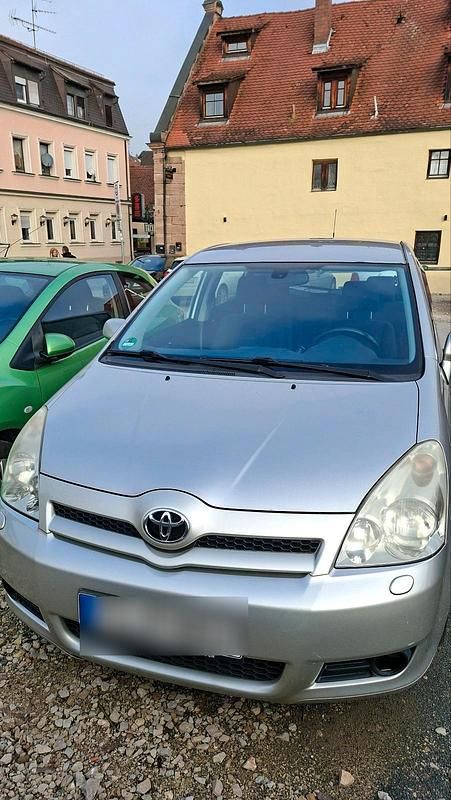 Silber Gebraucht 2005 Toyota Corolla Verso Van / Kleinbus | 2.222 € - Bild 1/4