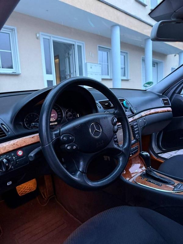 Gebraucht Mercedes E280 190 PS (139 kW) 2007 Silber Limousine