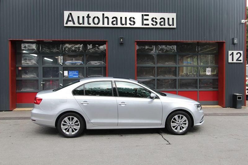 Silber Gebraucht 2015 VW Jetta Basis Limousine | 13.950 € (Teuer) - Bild 1/4