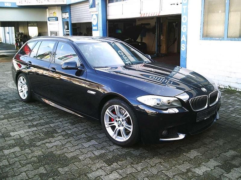 Carbonschwarz metallic Gebraucht 2013 BMW 520 Shadowline Kombi | 15.700 € (Fairer Preis) - Bild 1/4