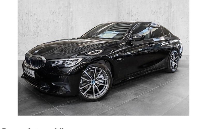 Schwarz Gebraucht 2021 BMW 320e Sport Line Limousine | 28.980 € (Fairer Preis) - Bild 1/4