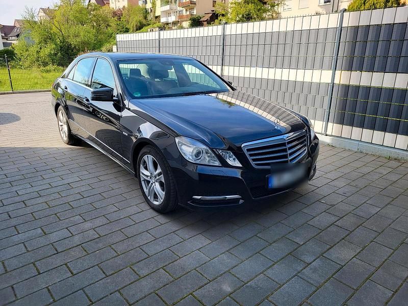 Schwarz Gebraucht 2012 Mercedes E220 Avantgarde Limousine | 8.900 € (Fairer Preis) - Bild 1/4