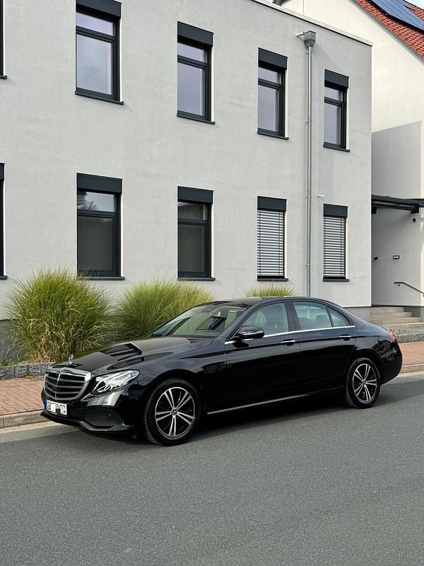 Schwarz Gebraucht 2019 Mercedes E220 Limousine | 25.900 € (Superpreis) - Bild 1/4