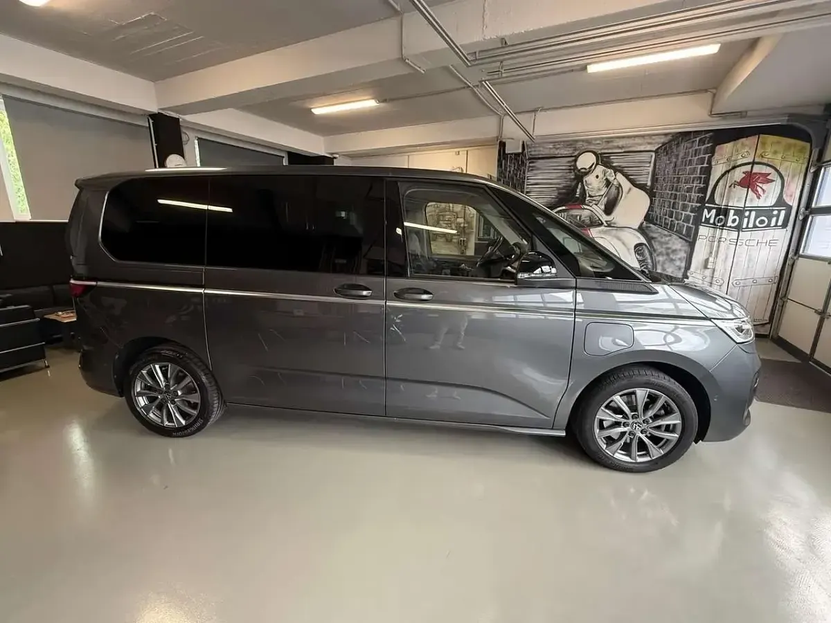 Gebraucht VW Multivan Style 150 PS (110 kW) 2021 Indiumgrau metallic Van / Kleinbus