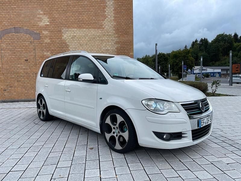 Weiß Gebraucht 2008 VW Touran R-line Van / Kleinbus | 3.799 € (Fairer Preis) - Bild 1/4