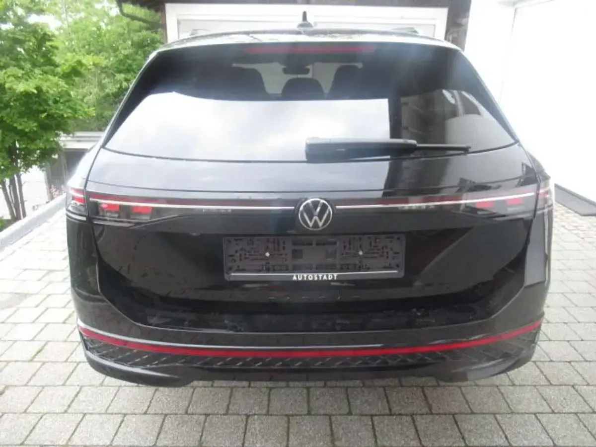 Gebraucht VW Passat R-line 193 PS (141 kW) 2024 Grenadillschwarz metallic Kombi