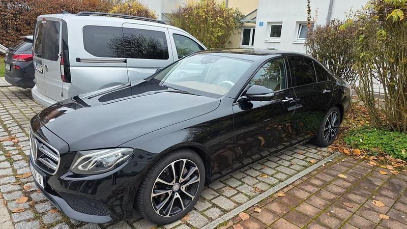 Schwarz Gebraucht 2016 Mercedes E350 Limousine | 19.900 € (Teuer) - Bild 1/4
