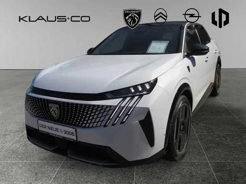 Weiss / okenit weiss Gebraucht 2024 Peugeot e-3008 GT SUV | 45.890 € (Superpreis) - Bild 1/3