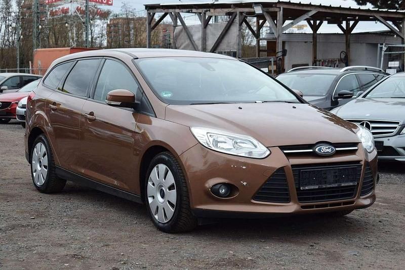 Gebraucht Ford Focus SYNC Edition 125 PS (91 kW) 2013 Braun Kombi