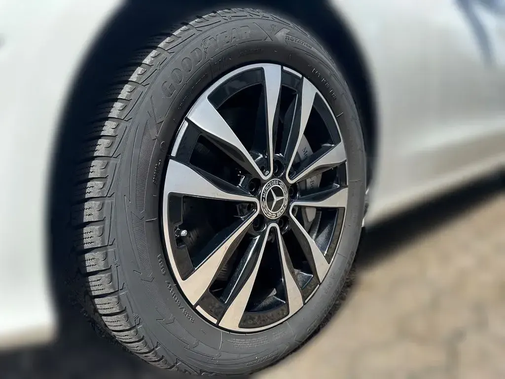 Gebraucht Mercedes C300e Avantgarde 313 PS (230 kW) 2025 Unilack polarweiß Kombi