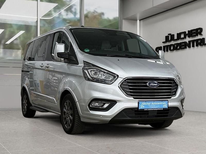 Grau Gebraucht 2018 Ford Tourneo Titanium Van / Kleinbus | 25.490 € (Guter Preis) - Bild 1/4