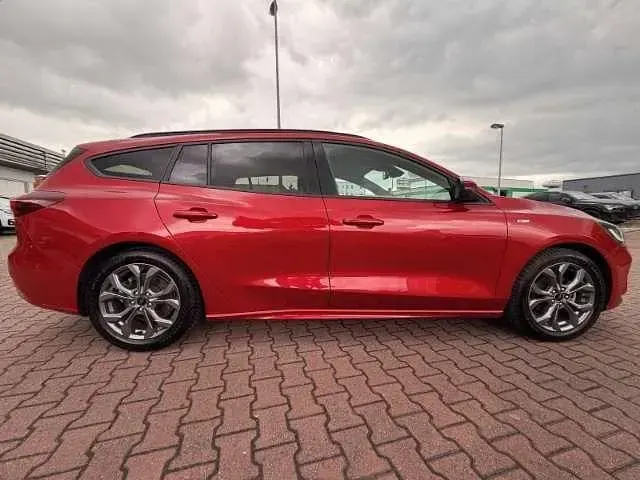 Używany Ford Focus ST-Line 125 KM (91 kW) 2023 Czerwony