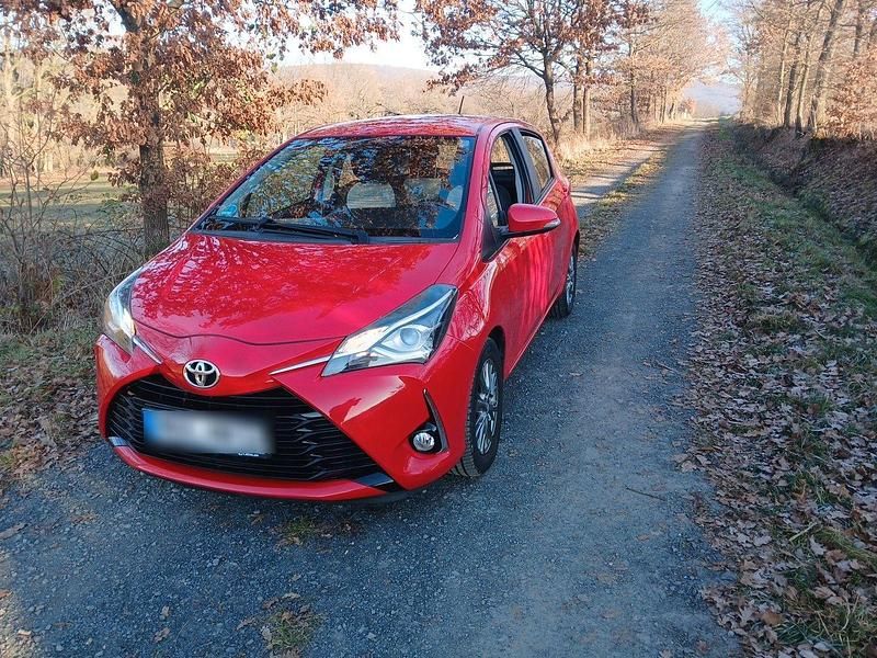Gebraucht Toyota Yaris Comfort 111 PS (81 kW) 2017 Rot Kleinwagen