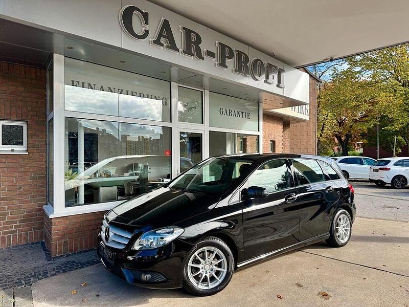 Schwarz Gebraucht 2012 Mercedes 180 Limousine | 11.890 € (Superpreis) - Bild 1/4