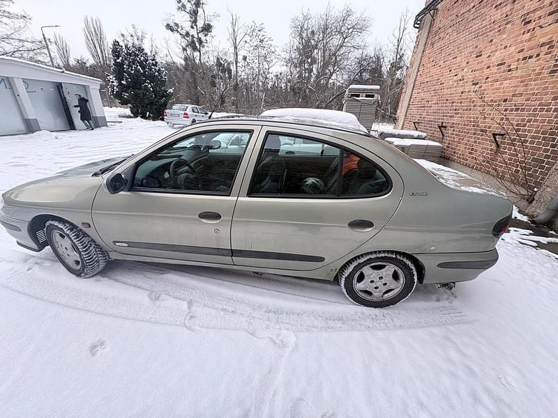 Gold Gebraucht 1999 Renault Mégane Limousine | 500 € - Bild 1/4