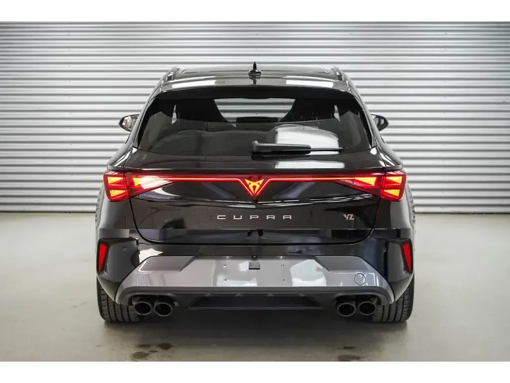 Gebraucht Cupra Leon 333 PS (244 kW) 2025 Midnight black metallic (0e) (metallic) Kombi