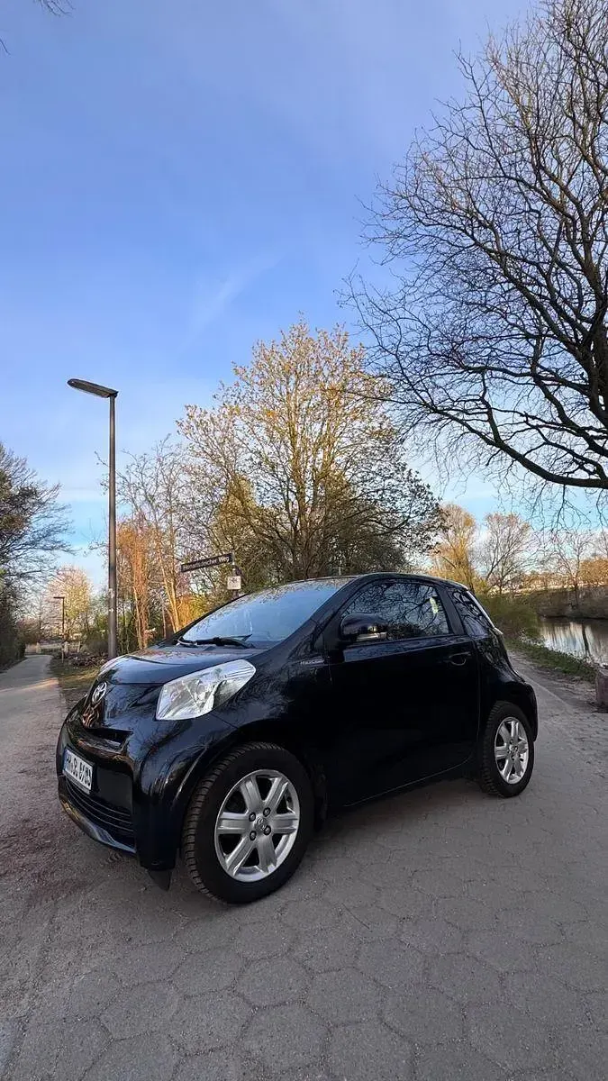 Second-hand Toyota iQ 68 CP (50 kW) 2012 Negru Hatchback