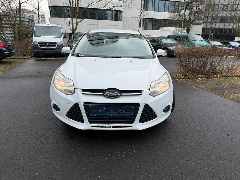 Gebraucht Ford Focus SYNC Edition 125 PS (91 kW) 2013 Frostweiß Kleinwagen