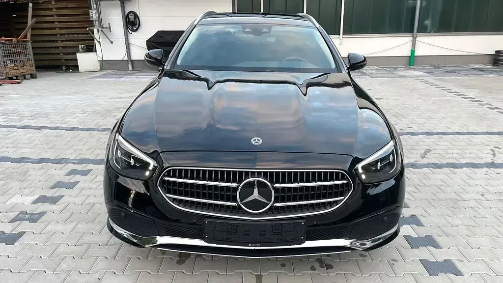 Gebraucht Mercedes E300 194 PS (142 kW) 2020 Schwarz Limousine