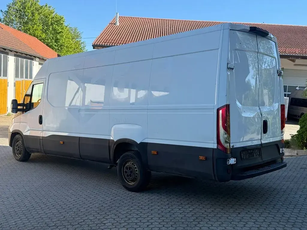 Second-hand Iveco Daily 116 CP (85 kW) 2019 Alb Monovolum