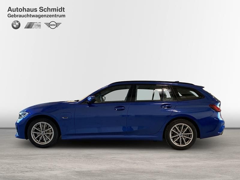 Gebraucht BMW 330e M Sport 292 PS (214 kW) 2022 M portimao blau Kombi