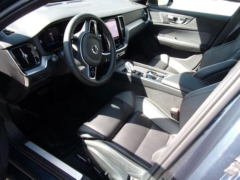 Gebraucht Volvo V60 Plus 197 PS (144 kW) 2024 Blau Kombi