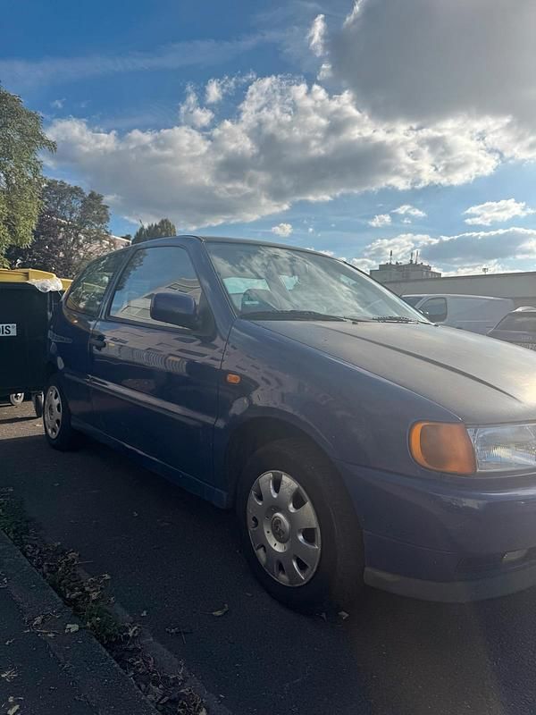 Blau Gebraucht 1998 VW Polo Basis Limousine | 500 € (Superpreis) - Bild 1/4