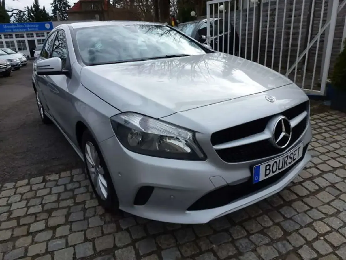 Gebraucht Mercedes A160 102 PS (75 kW) 2017 Silber (metallic) Limousine