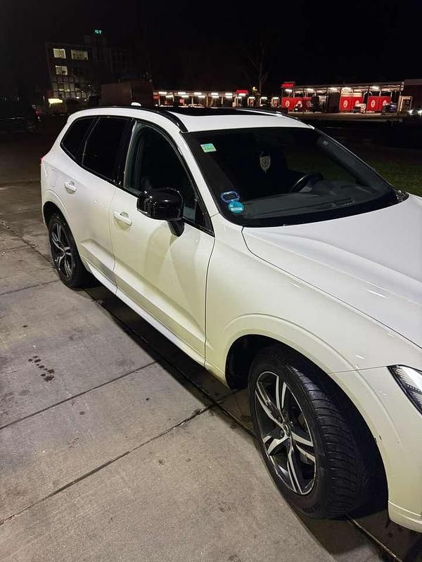 Weiß Gebraucht 2020 Volvo XC60 R-Design SUV | 31.500 € (Etwas zu teuer) - Bild 1/4