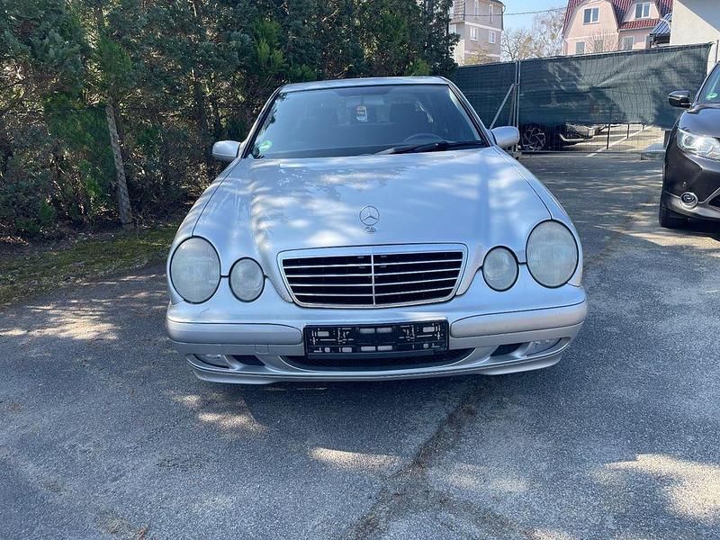 Gebraucht Mercedes E220 Classic 143 PS (105 kW) 2001 Silber Limousine