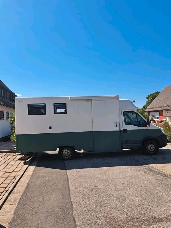 Second-hand Iveco Daily 106 CP (77 kW) 2011 Alb Monovolum