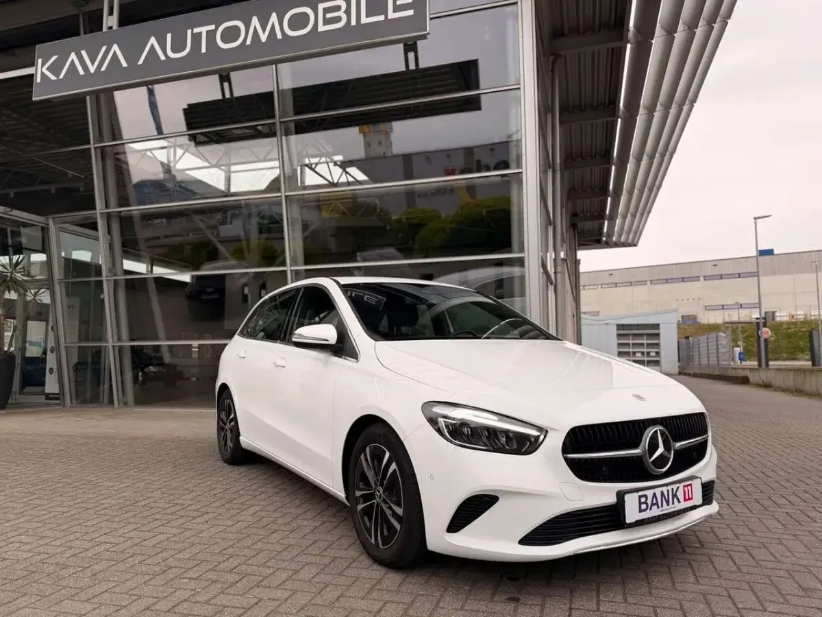 Gebraucht Mercedes B200 163 PS (119 kW) 2024 Weiß Kleinwagen