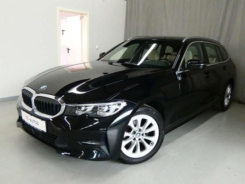 Black sapphire metallic Gebraucht 2020 BMW 318 Sport Line Kombi | 21.990 € (Fairer Preis) - Bild 1/4