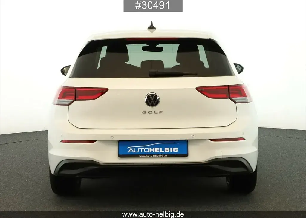 Second-hand VW Golf VIII Life 150 CP (110 kW) 2023 Alb Berlinǎ