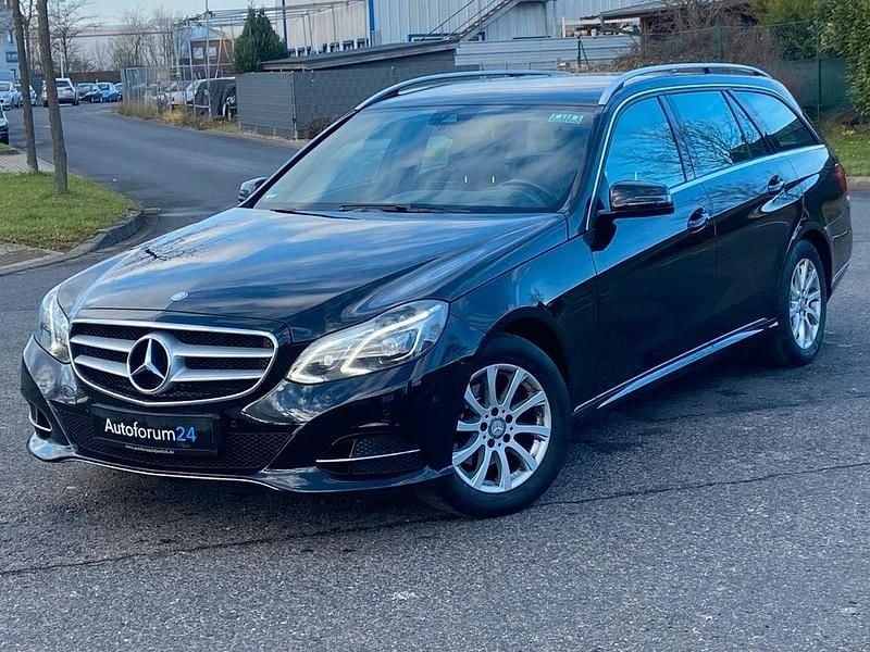Schwarz Gebraucht 2015 Mercedes E220 Kombi | 15.850 € (Fairer Preis) - Bild 1/4