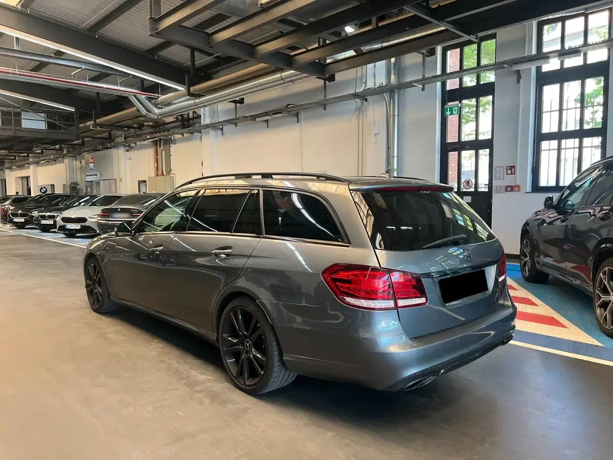 Używany Mercedes E220 AMG 170 KM (125 kW) 2015 Szary Kombi