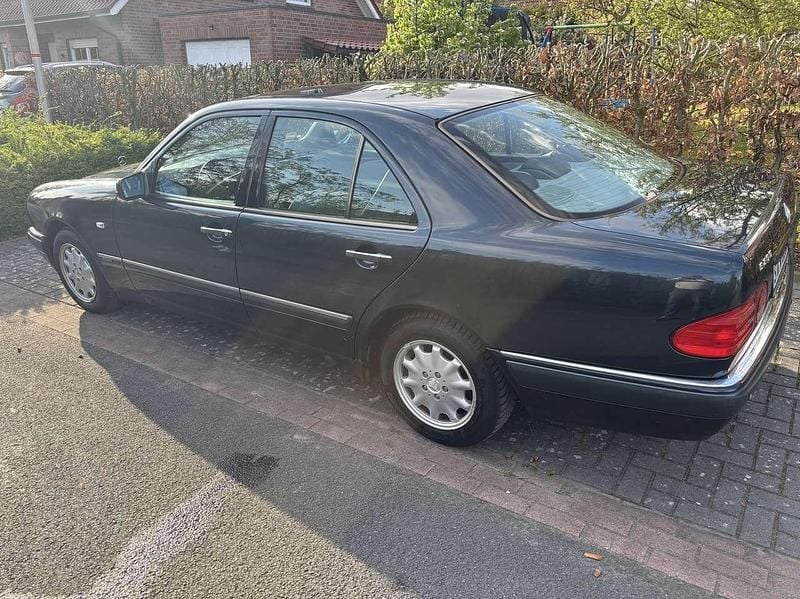 Gebraucht Mercedes E200 136 PS (100 kW) 1998 Schwarz Limousine