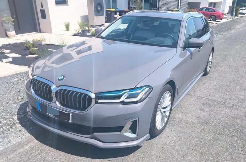 Grau Gebraucht 2020 BMW 540 Luxury Line Kombi | 41.000 € (Etwas zu teuer) - Bild 1/4