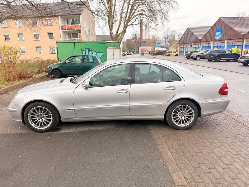 Gebraucht Mercedes E220 150 PS (110 kW) 2003 Silber Limousine