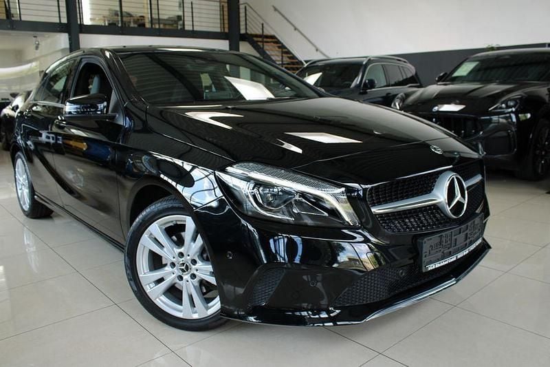 Kosmosschwarz** Gebraucht 2017 Mercedes A180 Sport Limousine | 16.800 € (Fairer Preis) - Bild 1/4