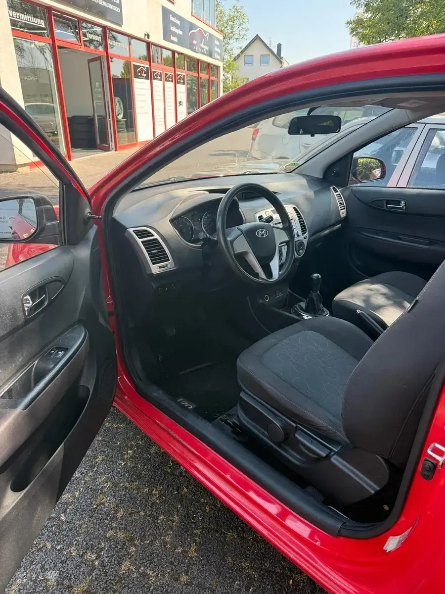 Gebraucht Hyundai i20 77 PS (56 kW) 2011 Rot Kleinwagen