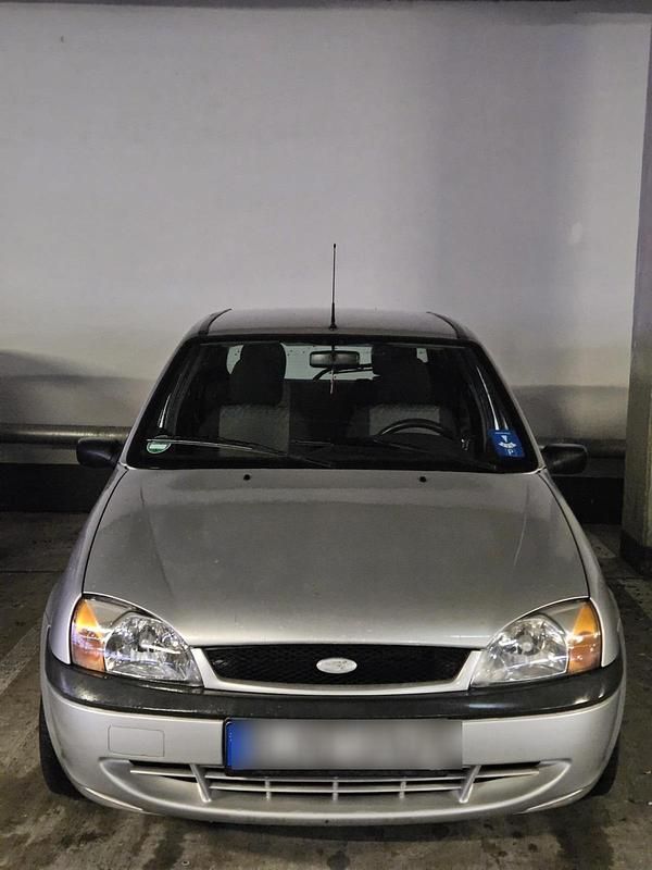 Silber Gebraucht 2001 Ford Fiesta Kleinwagen | 950 € (Guter Preis) - Bild 1/4