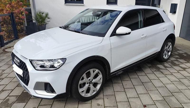 Weiß Gebraucht 2024 Audi A1 Sport Limousine | 22.400 € (Guter Preis) - Bild 1/4