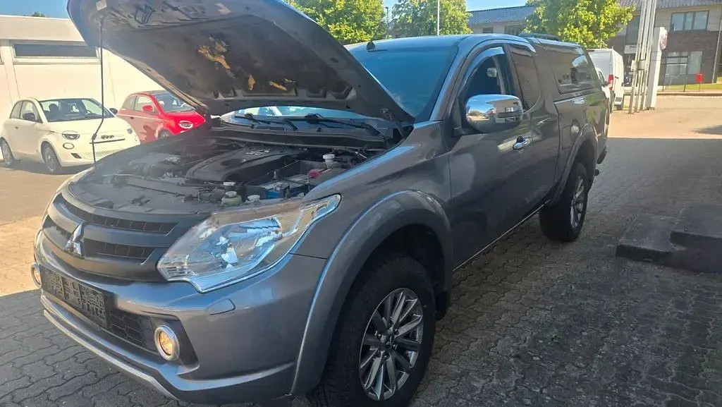 Gebraucht Mitsubishi L200 Plus 181 PS (133 kW) 2016 Grau Pickup