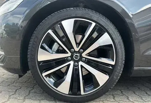 Używany Volvo V60 Core 197 KM (144 kW) 2025 Szary Kombi