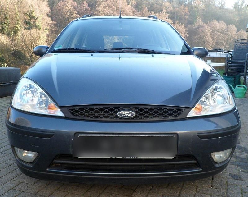 Grau Gebraucht 2004 Ford Focus Futura Kombi | 750 € (Superpreis) - Bild 1/4