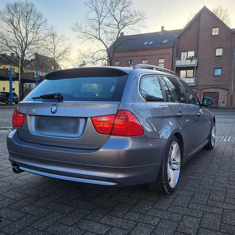 Gebraucht BMW 320 177 PS (130 kW) 2009 Grau Kombi